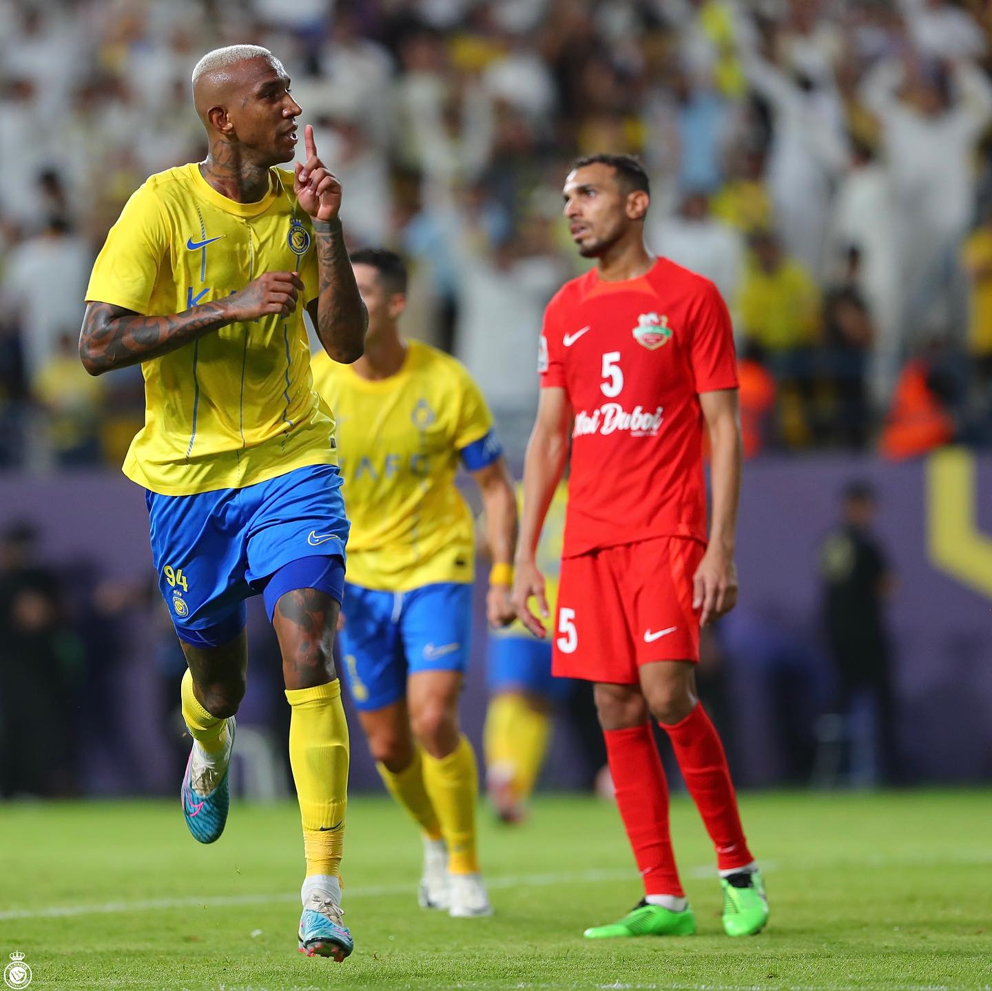 Ronaldo hét vào mặt trọng tài, Al-Nassr ngược dòng giành vé vào vòng bảng AFC Champions League - Ảnh 2.