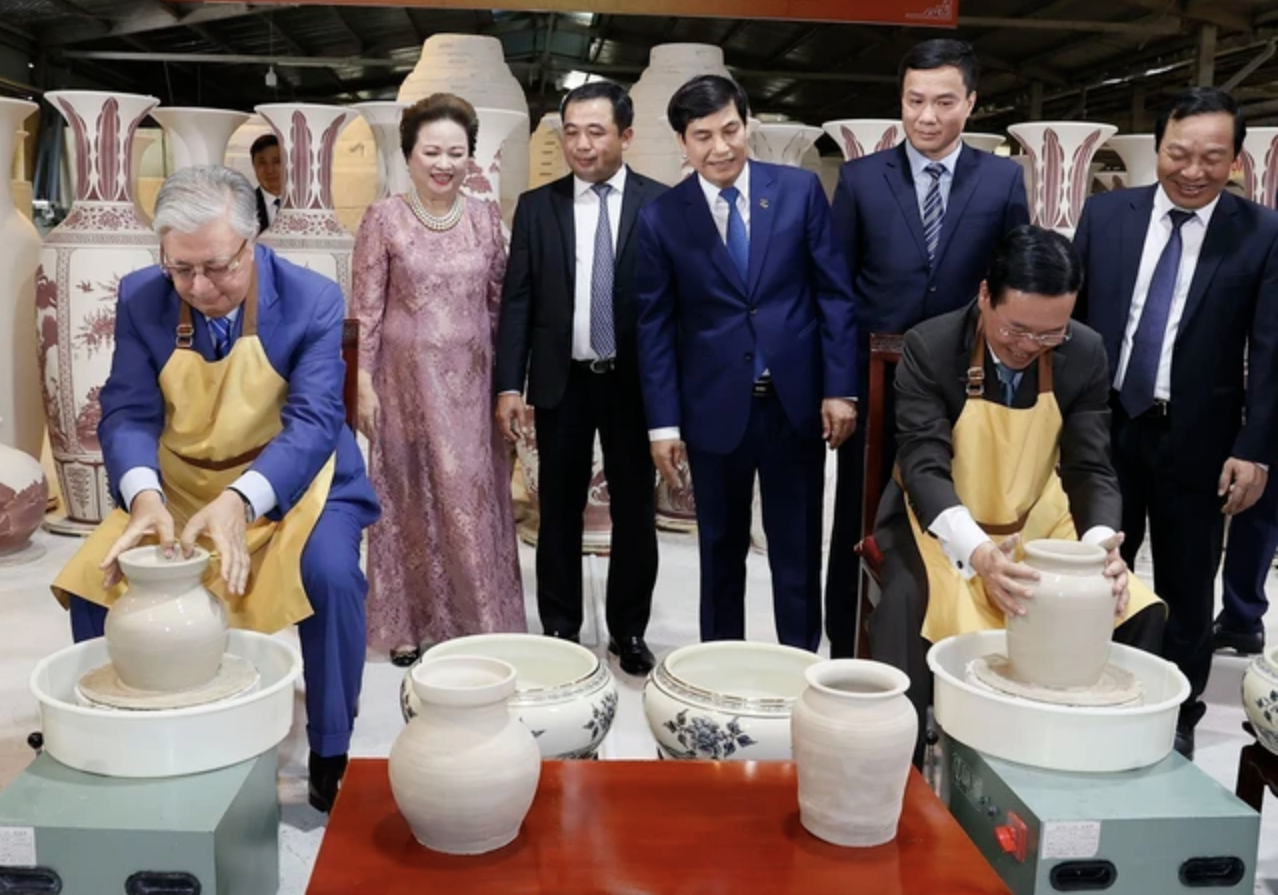Chủ tịch nước và Tổng thống Kazakhstan trải nghiệm làm gốm Chu Đậu - Ảnh 5.