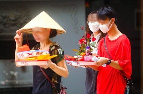 Nam thanh nữ tú rủ nhau đi chùa Hà ngày Thất Tịch