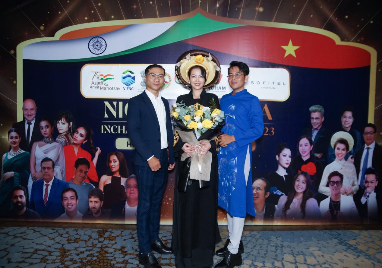 O designer Le Minh Phu apresenta a coleção Ao Dai Dance of Time - Foto 1. NTK Lê Minh Phú giới thiệu BST áo dài Vũ điệu thời gian - Ảnh 1.