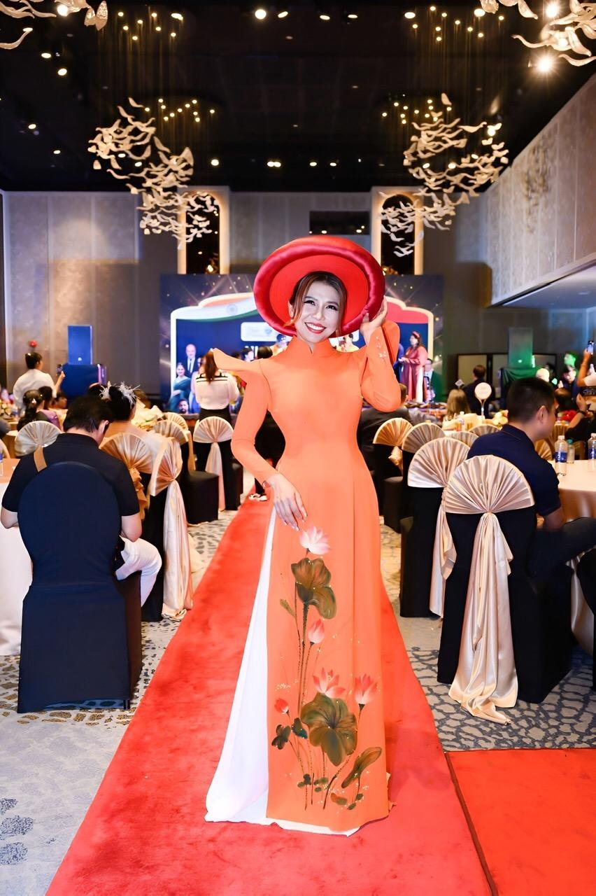 O designer Le Minh Phu apresenta a coleção Ao Dai Dance of Time - Foto 3. NTK Lê Minh Phú giới thiệu BST áo dài Vũ điệu thời gian - Ảnh 3.