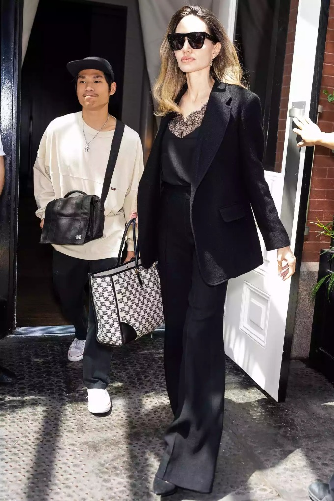 Pax Thien ស្លៀកសម្លៀកបំពាក់ត្រូវគ្នាជាមួយម្ដាយពេលដើរលេងក្នុងទីក្រុង - រូបថត ១. Pax Thiên mặc đồng điệu với mẹ dạo phố - Ảnh 1.