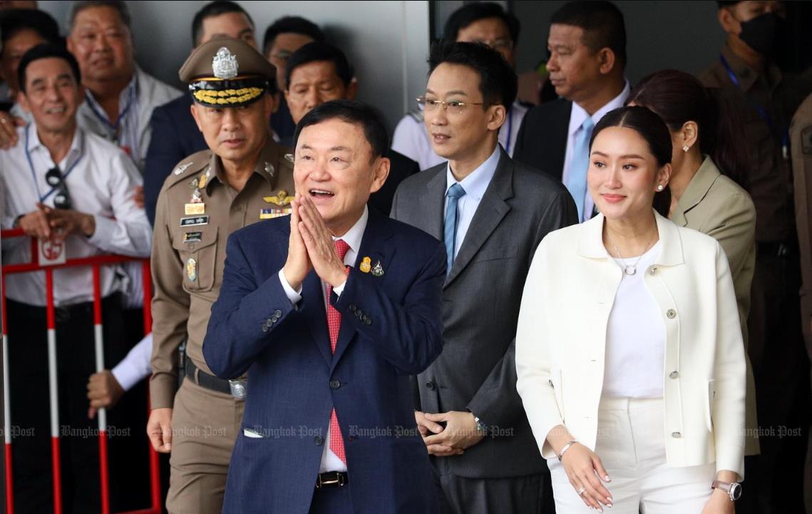 CLIP: Cựu Thủ tướng Thaksin Shinawatra về tới Thái Lan - Ảnh 4.