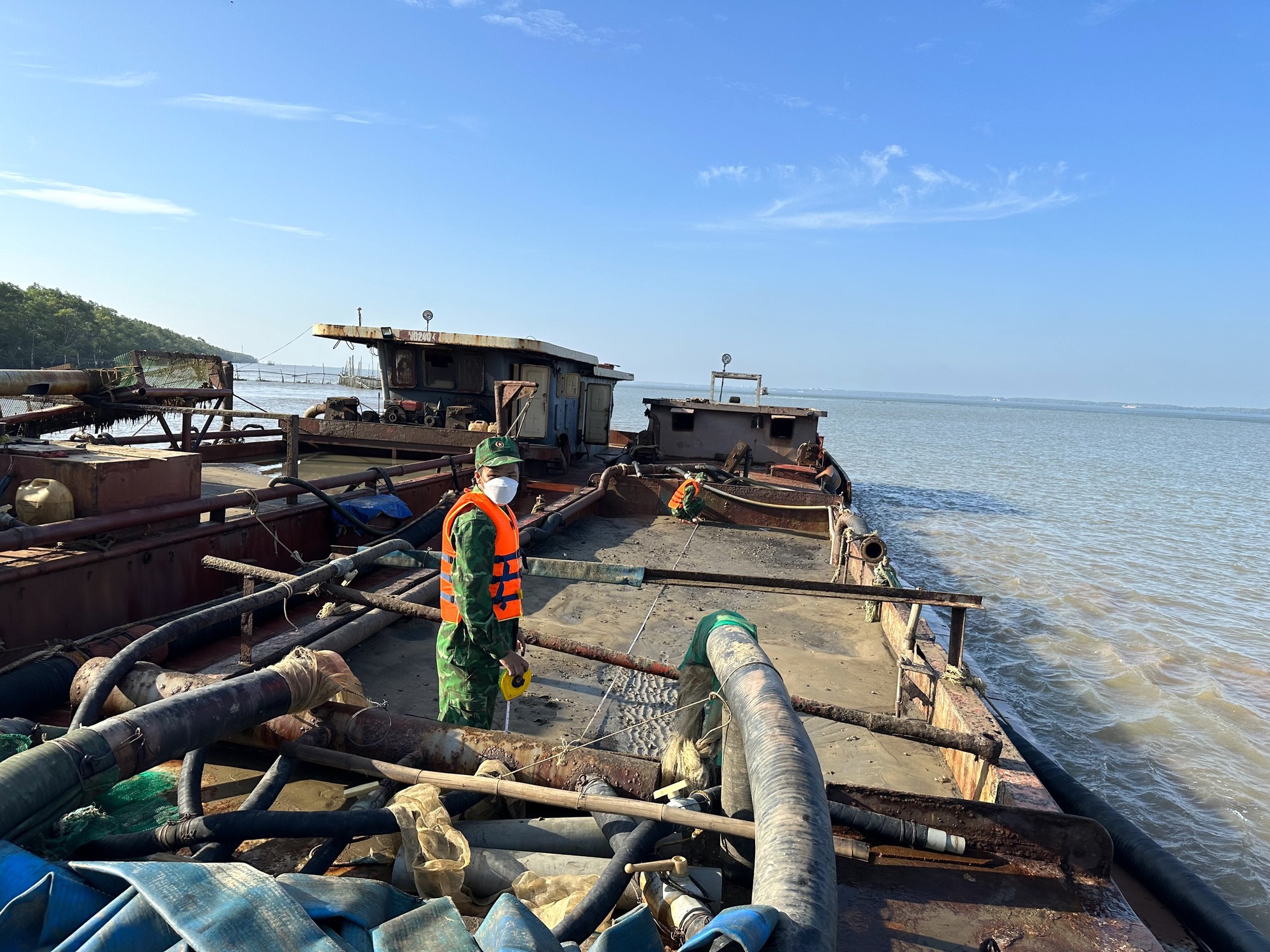 TP HCM: Tạm giữ 2 tàu vận chuyển cát trái phép trên sông Soài Rạp
