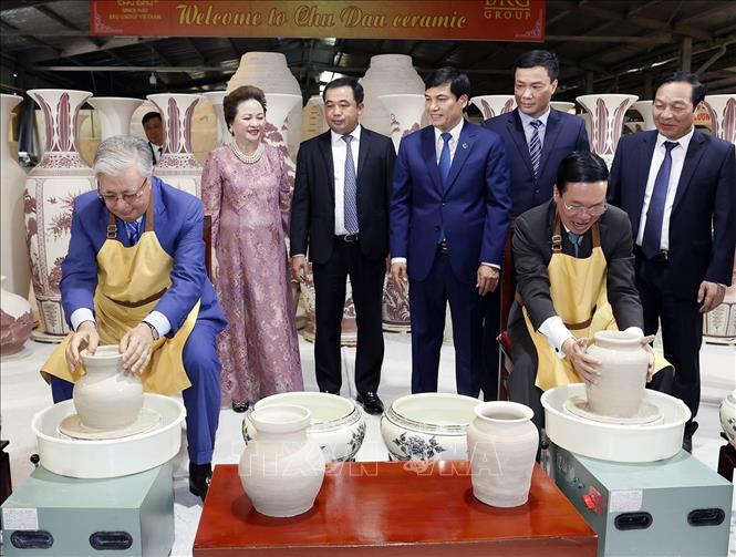 Chủ tịch nước và Tổng thống Kazakhstan trải nghiệm làm gốm Chu Đậu - Ảnh 5.