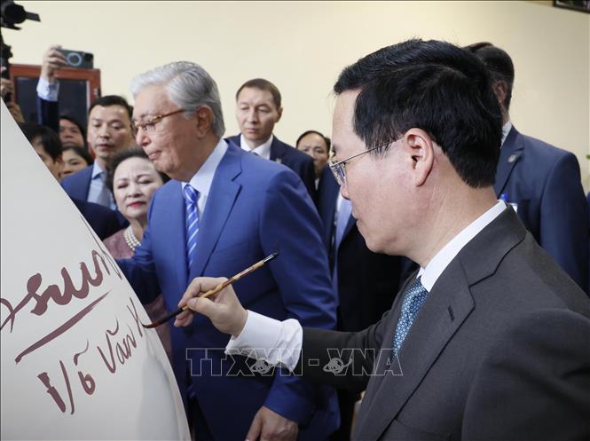 Chủ tịch nước và Tổng thống Kazakhstan trải nghiệm làm gốm Chu Đậu - Ảnh 6.