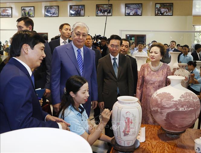 Chủ tịch nước và Tổng thống Kazakhstan trải nghiệm làm gốm Chu Đậu - Ảnh 3.