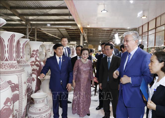 Chủ tịch nước và Tổng thống Kazakhstan trải nghiệm làm gốm Chu Đậu - Ảnh 4.