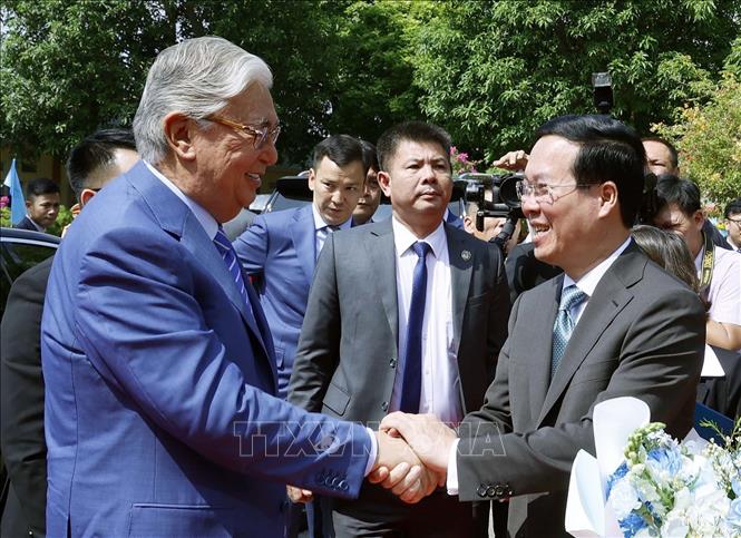 Chủ tịch nước và Tổng thống Kazakhstan trải nghiệm làm gốm Chu Đậu - Ảnh 2.