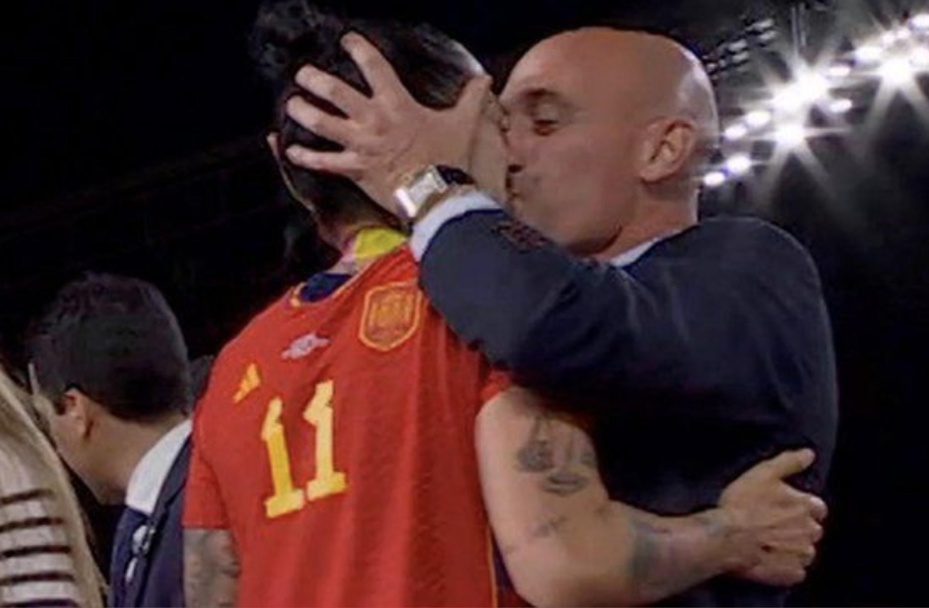 Chủ tịch LĐBĐ Tây Ban Nha buộc từ chức vì nụ hôn khiếm nhã tại World Cup - Ảnh 1.