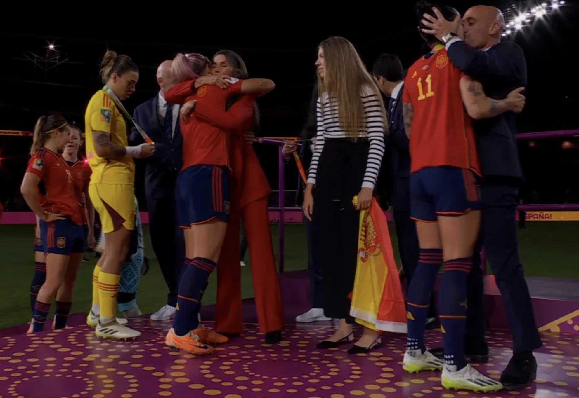 Луис Рубиалес поцеловал. Женская сборная Испании по футболу 2023. Испанский поцелуй.