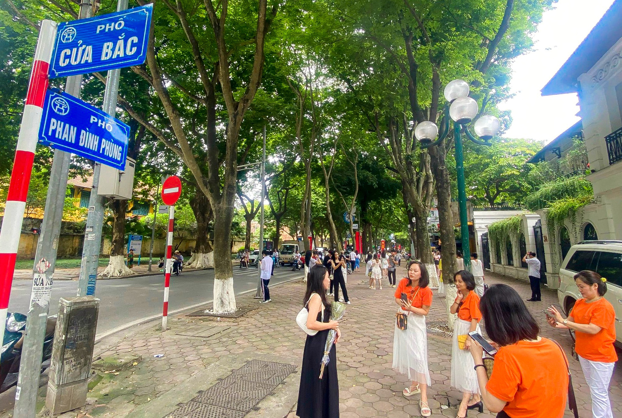 Người dân Thủ đô chen chân chụp ảnh đón thu trên phố Hà Nội - Ảnh 1.