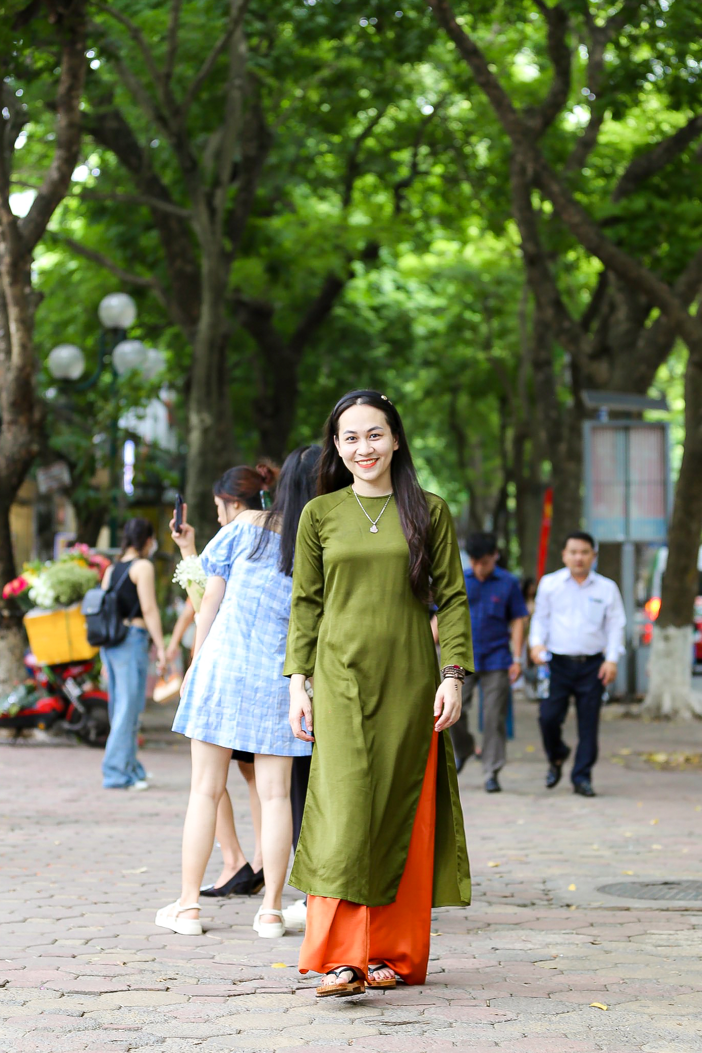 Người dân Thủ đô chen chân chụp ảnh đón thu trên phố Hà Nội - Ảnh 9.