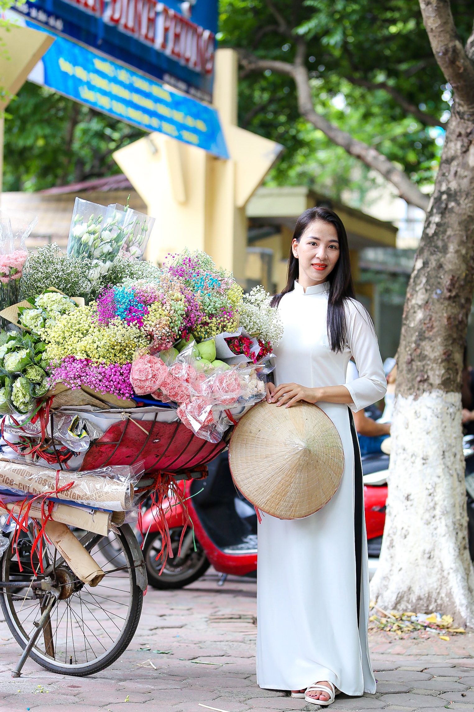 Người dân Thủ đô chen chân chụp ảnh đón thu trên phố Hà Nội - Ảnh 4.