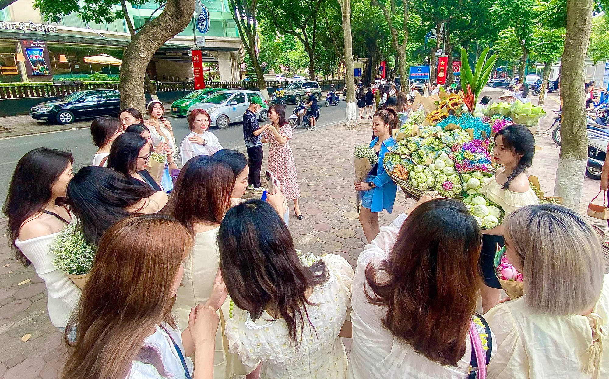 Người dân Thủ đô chen chân chụp ảnh đón thu trên phố Hà Nội - Ảnh 2.