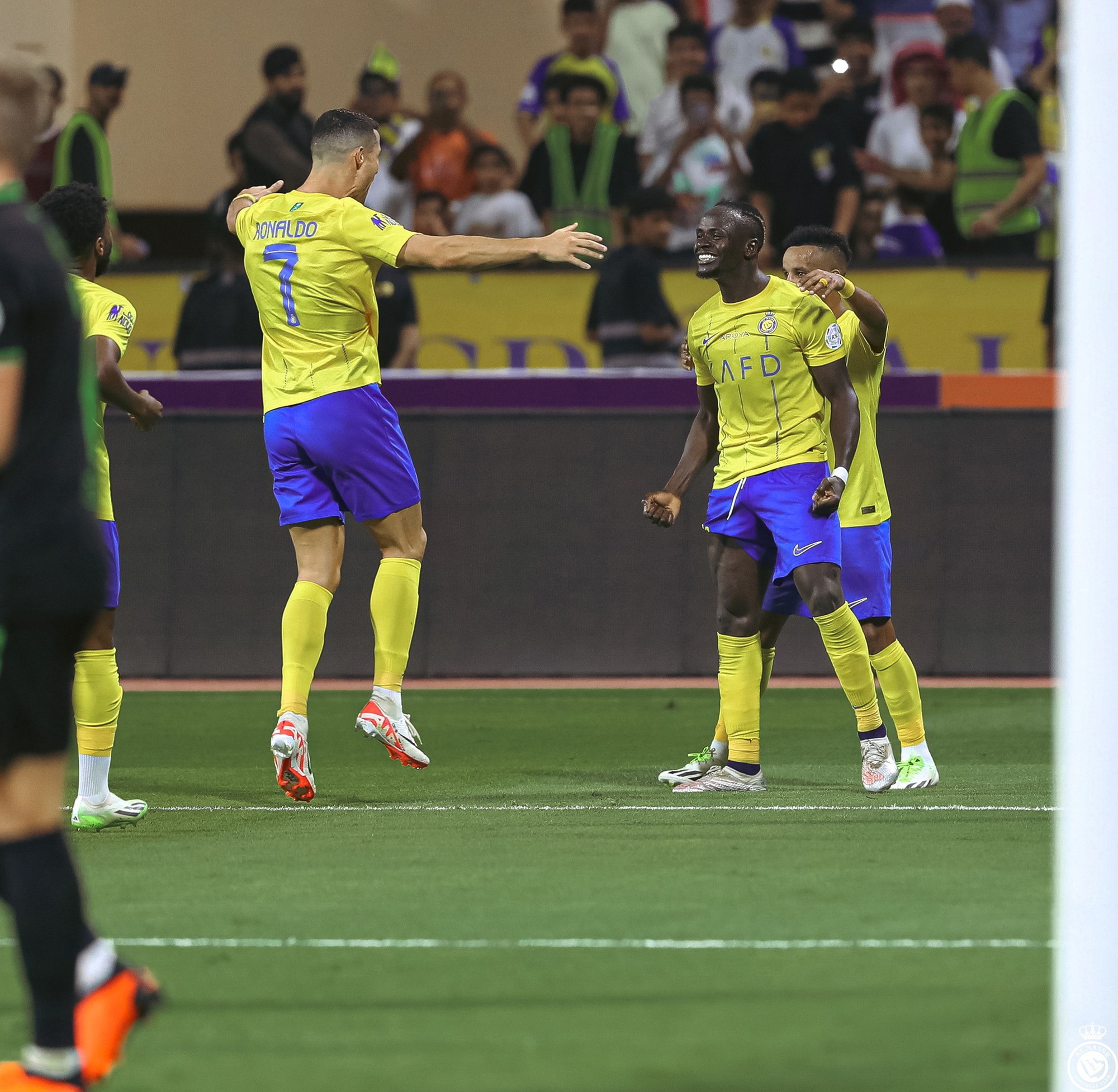 Ronaldo scored the 63rd hat-trick of his career to help Al-Nassr win the start of the season - Photo 3.