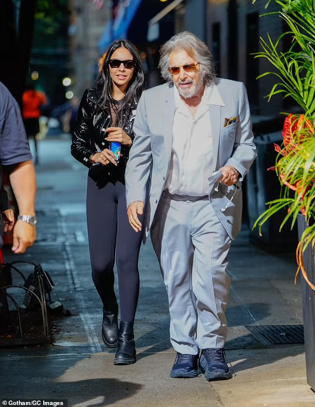 “Bố già” Al Pacino sánh bước tình trẻ kém 54 tuổi - Ảnh 1.