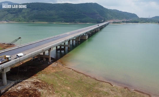 CLIP: Ngắm cầu vượt hồ dài nhất tuyến cao tốc Bắc - Nam trước ngày thông xe - Ảnh 7.