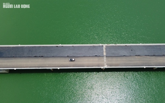 CLIP: Ngắm cầu vượt hồ dài nhất tuyến cao tốc Bắc - Nam trước ngày thông xe - Ảnh 9.