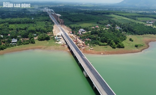 CLIP: Ngắm cầu vượt hồ dài nhất tuyến cao tốc Bắc - Nam trước ngày thông xe - Ảnh 11.