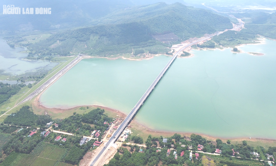 CLIP: Ngắm cầu vượt hồ dài nhất tuyến cao tốc Bắc - Nam trước ngày thông xe - Ảnh 1.