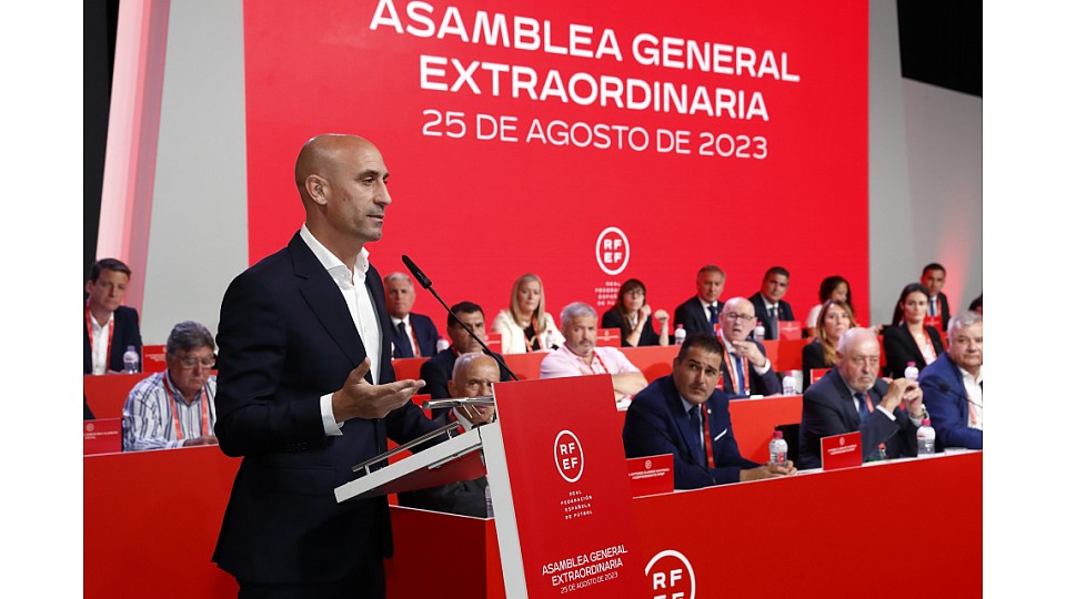 Sếp lớn' LĐBĐ Tây Ban Nha khiến đại hội bất thường ngỡ ngàng, chính phủ bắt đầu vào cuộc