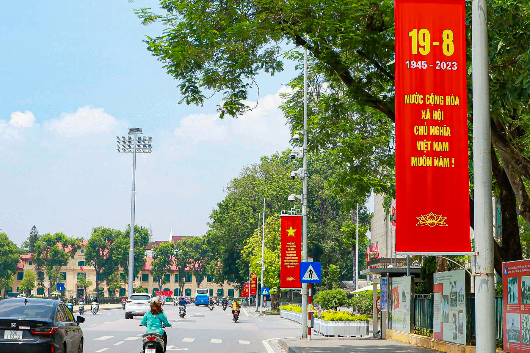Đường phố Thủ đô rợp cờ hoa chào mừng ngày Quốc khánh 2-9 - Ảnh 2.