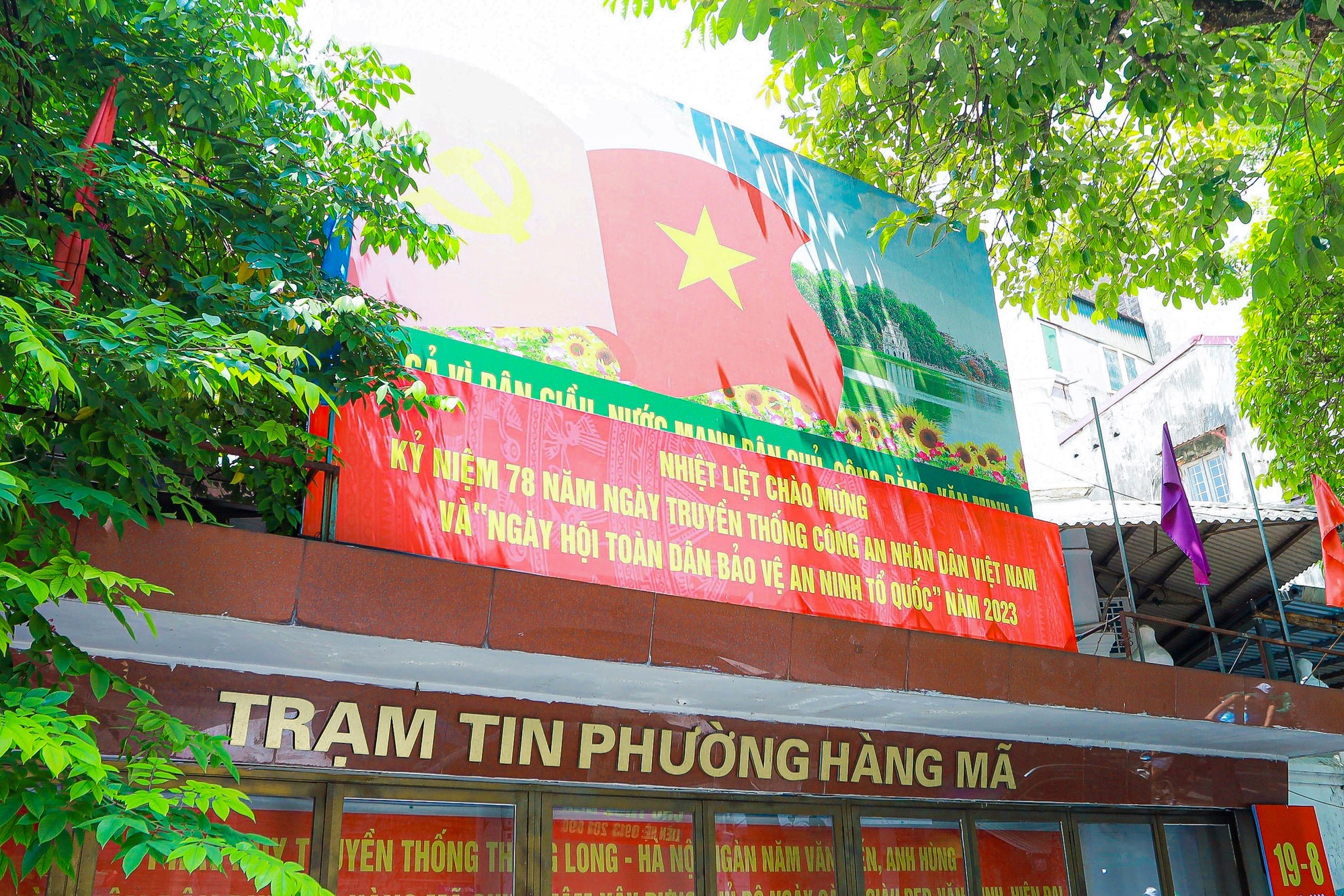 Đường phố Thủ đô rợp cờ hoa chào mừng ngày Quốc khánh 2-9 - Ảnh 6.