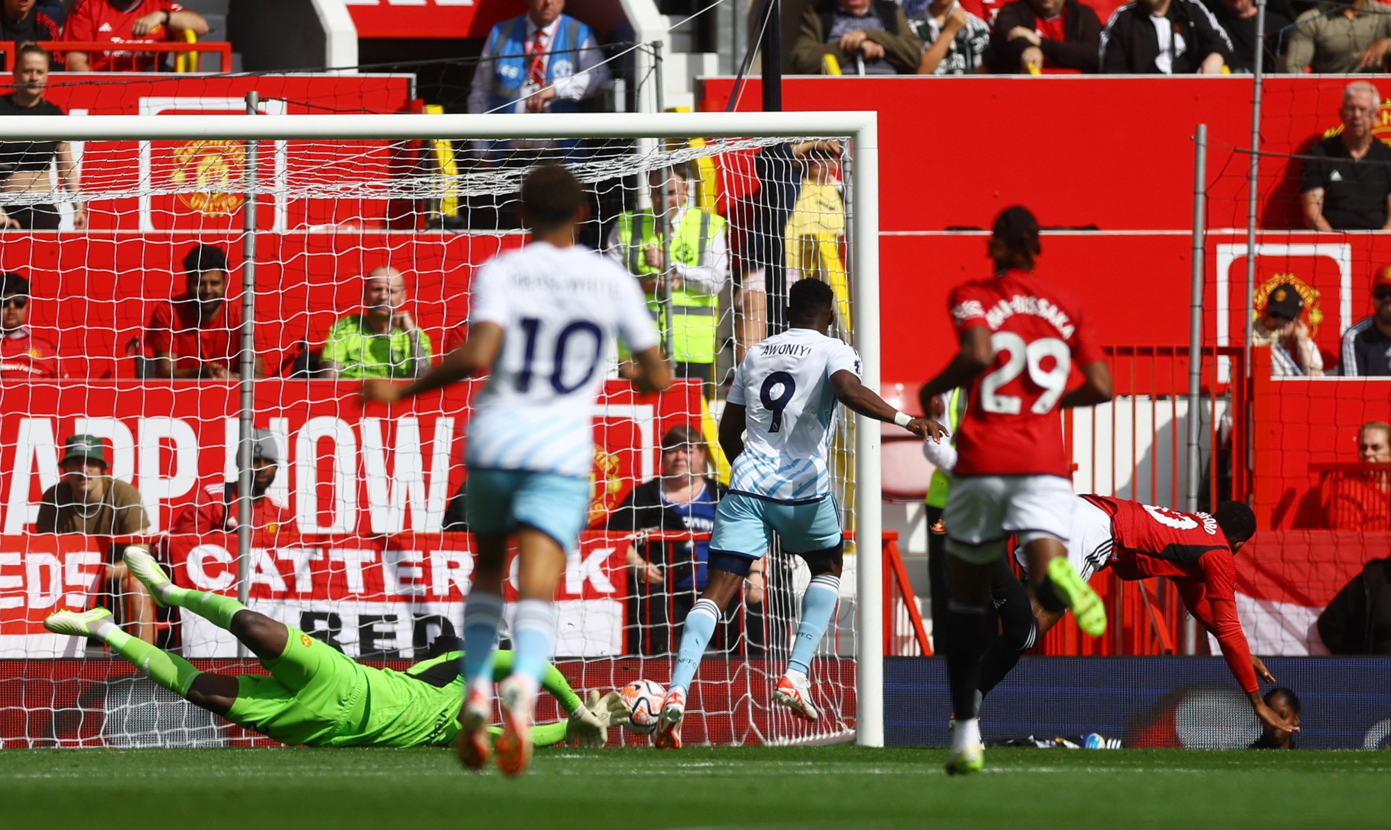 Lọt lưới 2 bàn trong 4 phút đầu, Man United ngược dòng khó tin trên sân nhà - Ảnh 2.