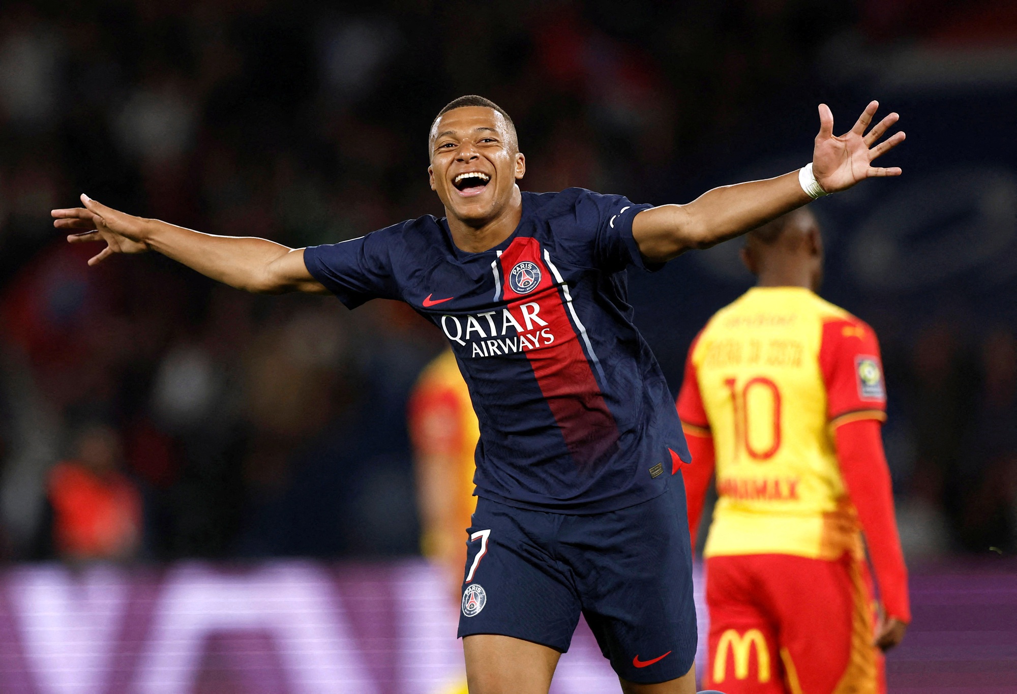 Mbappe lập cú đúp, giành chiến thắng đầu tiên cho PSG tại Ligue 1 