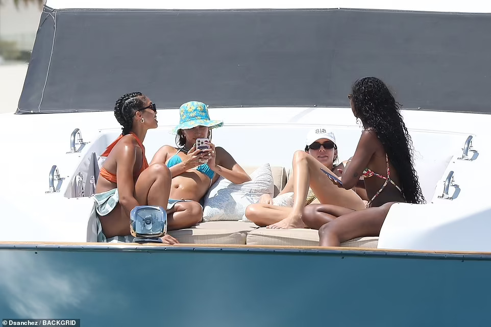 Siêu mẫu Kendall Jenner “bốc lửa” với bikini trên du thuyền - Ảnh 9.