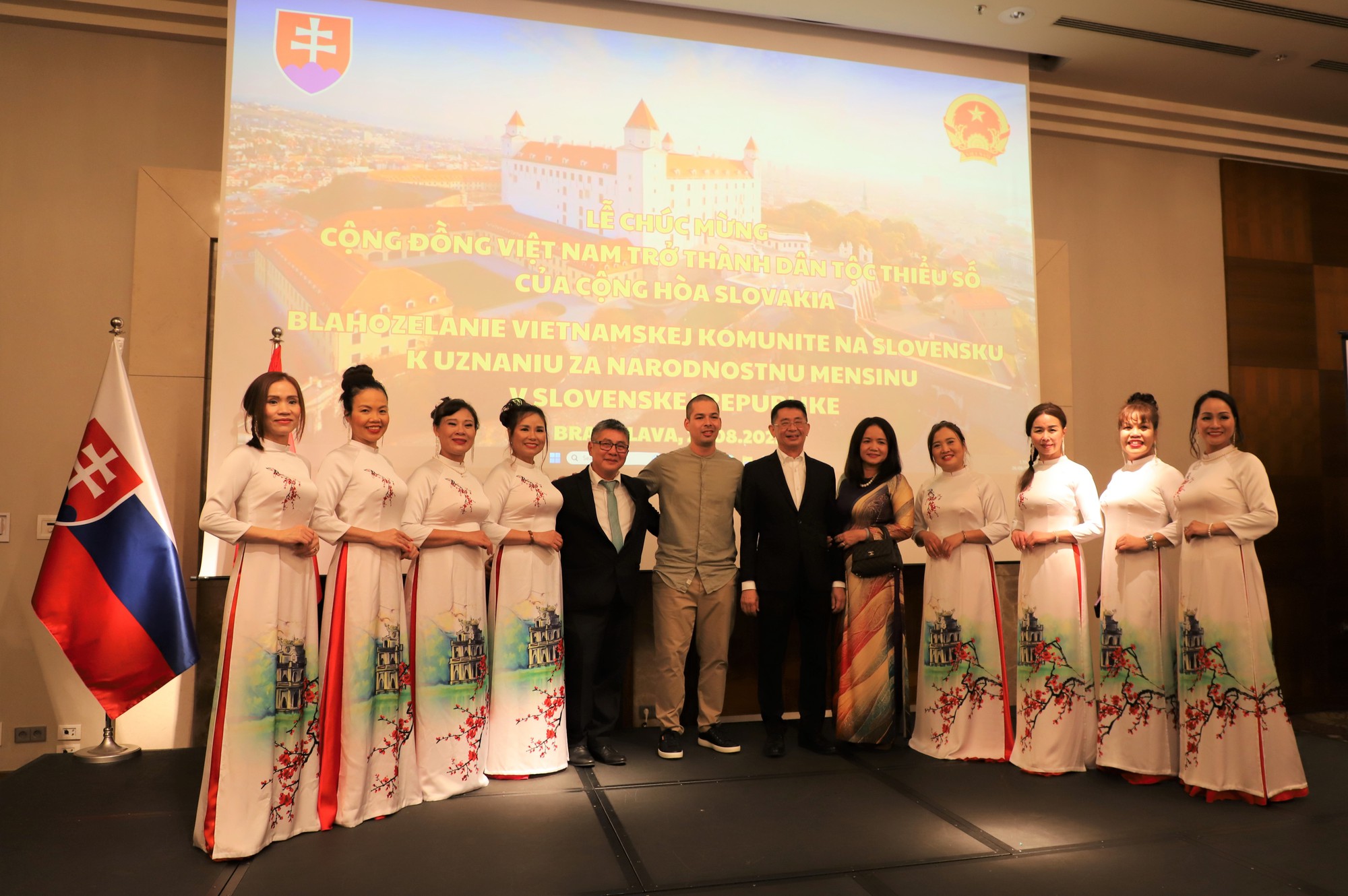 Người Việt được công nhận là dân tộc thiểu số Slovakia - Ảnh 10.