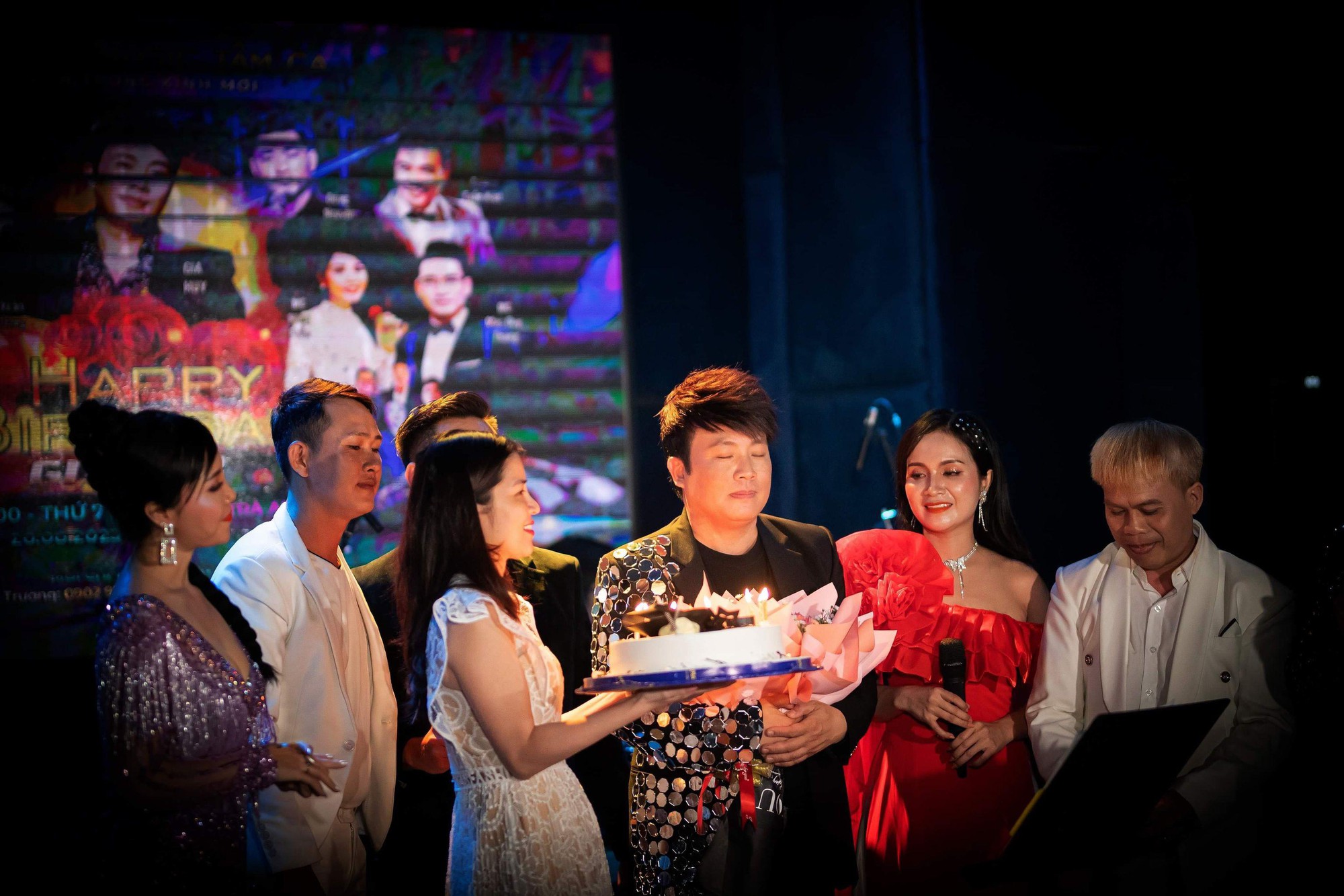 Ca sĩ Gia Huy hát “cực sung” trong tiệc sinh nhật - Ảnh 2. Ca sĩ Gia Huy hát “cực sung” trong tiệc sinh nhật - Ảnh 2.