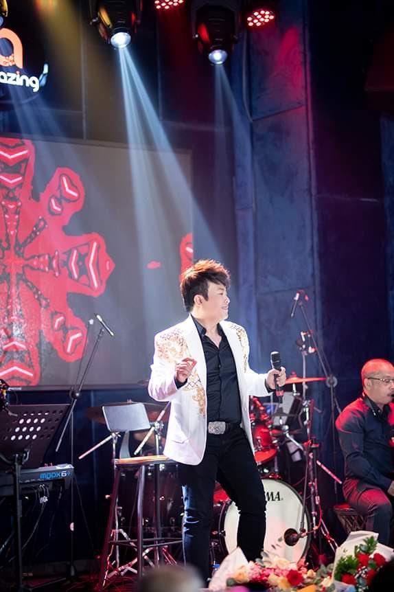 Ca sĩ Gia Huy hát “cực sung” trong tiệc sinh nhật - Ảnh 3. Ca sĩ Gia Huy hát “cực sung” trong tiệc sinh nhật - Ảnh 3.