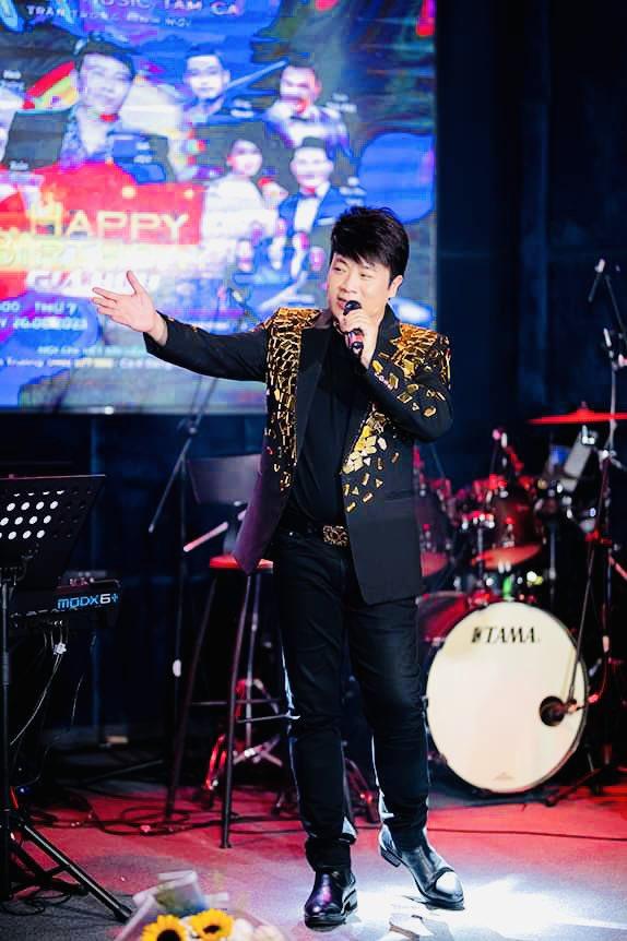 Ca sĩ Gia Huy hát “cực sung” trong tiệc sinh nhật - Ảnh 4. Ca sĩ Gia Huy hát “cực sung” trong tiệc sinh nhật - Ảnh 4.