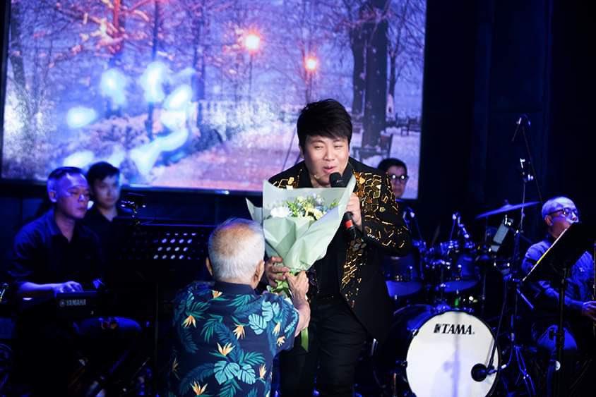 Ca sĩ Gia Huy hát “cực sung” trong tiệc sinh nhật - Ảnh 6. Ca sĩ Gia Huy hát “cực sung” trong tiệc sinh nhật - Ảnh 6.