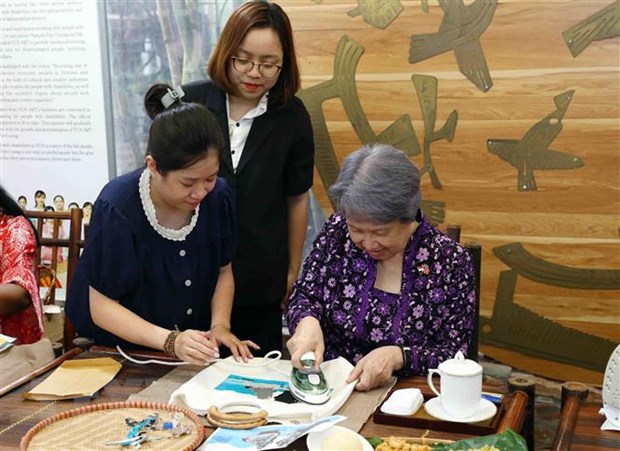 Phu nhân Thủ tướng Việt Nam-Singapore thăm cơ sở tranh vải của người khuyết tật - Ảnh 5.