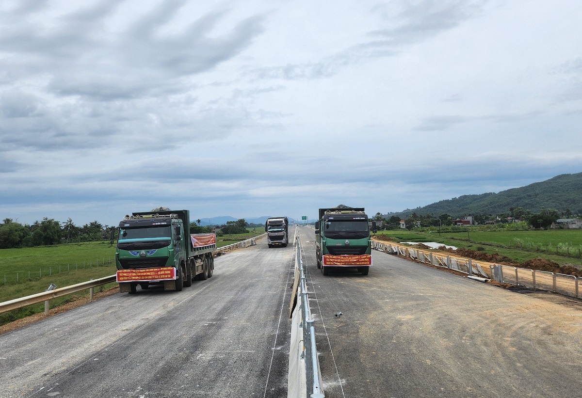 Căng băng-rôn đòi nợ gần 8 tỉ đồng tiền cung cấp vật liệu thi công cao tốc QL 45 - Nghi Sơn - Ảnh 3.