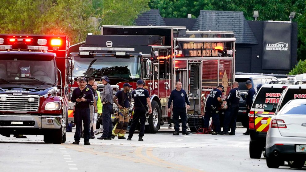 The helicopter spins and crashes into a US apartment building, killing 6 people - photo 4.