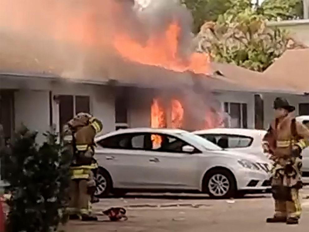 The helicopter spins and crashes into a US apartment building, killing 6 people - photo 5. The helicopter spins and crashes into a US apartment building, killing 6 people - photo 5.