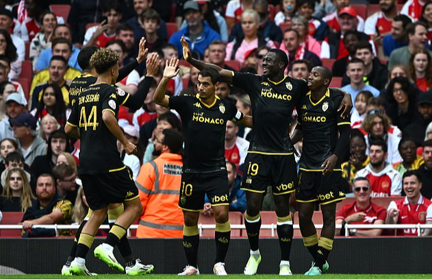 Thắng luân lưu 11 m Monaco, Arsenal vô địch Emirates Cup - Ảnh 2.