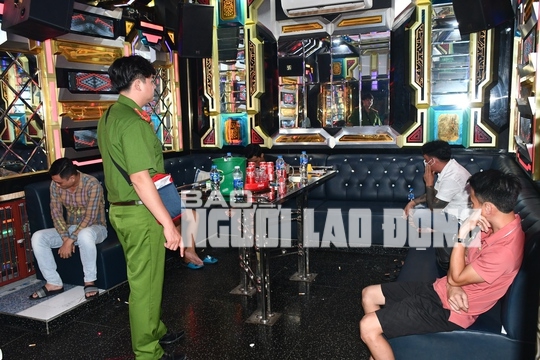 CLIP: Nhiều cô gái trẻ vội che mặt trong phòng karaoke ở Tiền Giang - Ảnh 6. CLIP: Nhiều cô gái trẻ vội che mặt trong phòng karaoke ở Tiền Giang - Ảnh 6.