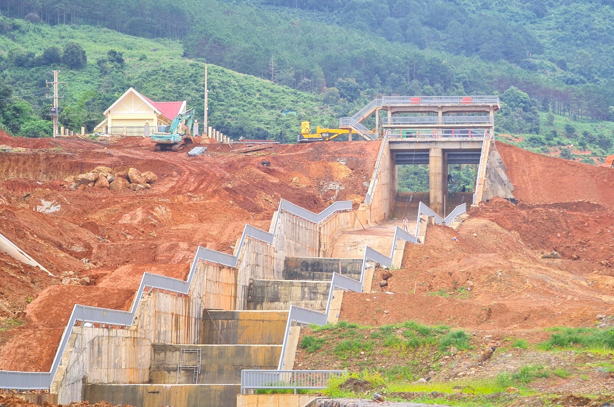 Lâm Đồng: Cận cảnh những vết nứt nguy hiểm tại dự án hồ chứa nước Đông Thanh - Ảnh 1.