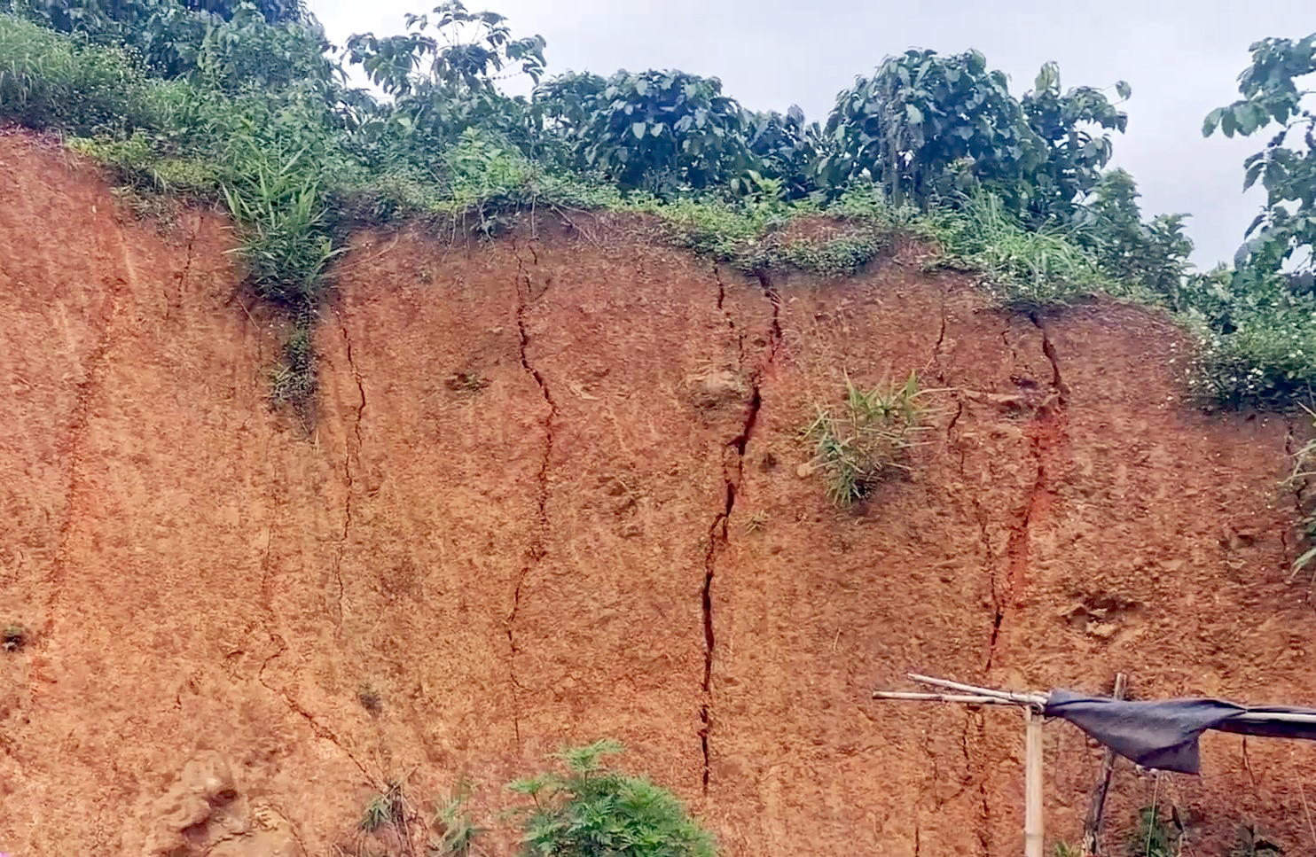 Lâm Đồng: Cận cảnh những vết nứt nguy hiểm tại dự án hồ chứa nước Đông Thanh - Ảnh 7.