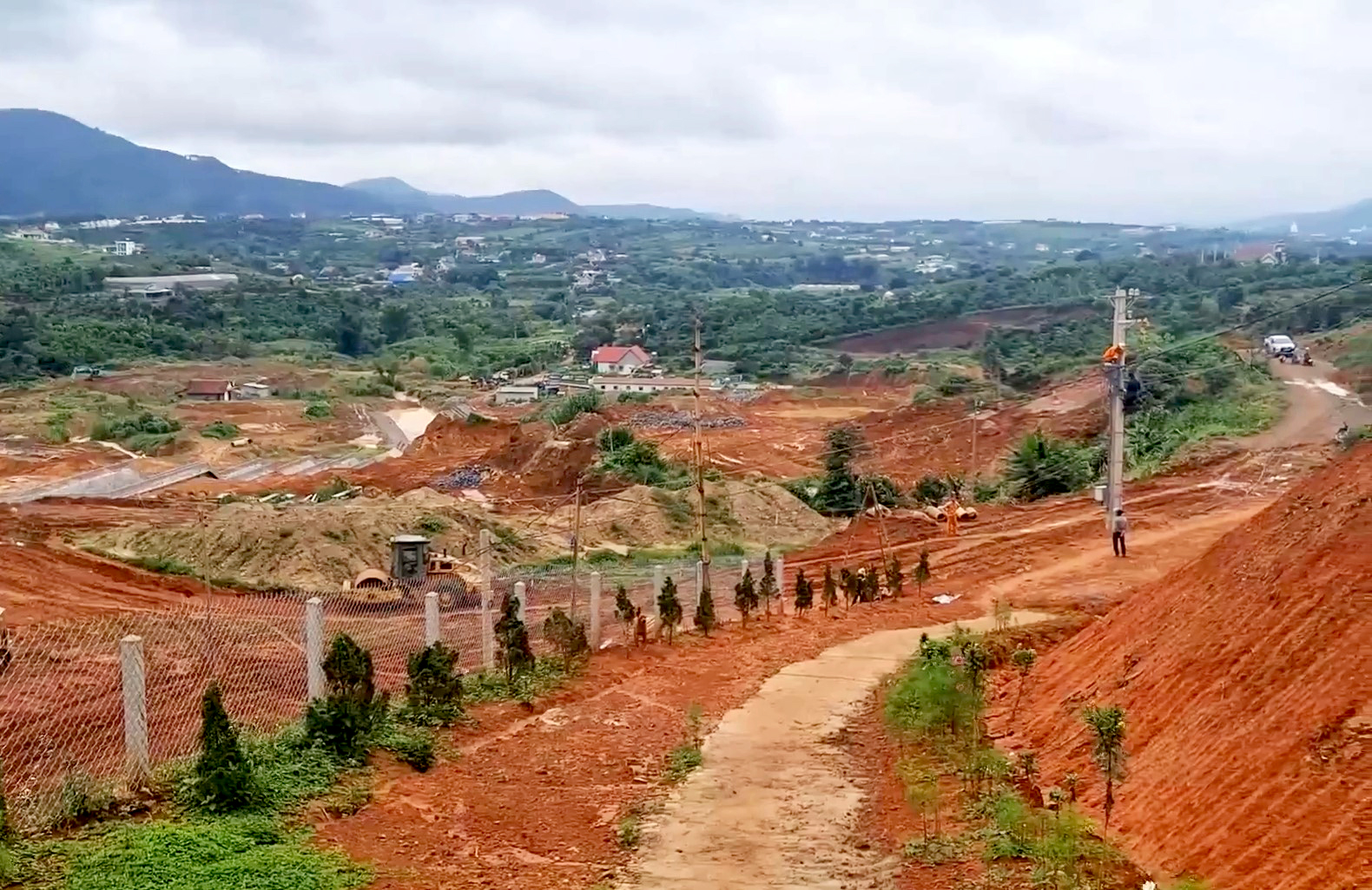 Lâm Đồng: Cận cảnh những vết nứt nguy hiểm tại dự án hồ chứa nước Đông Thanh - Ảnh 2.