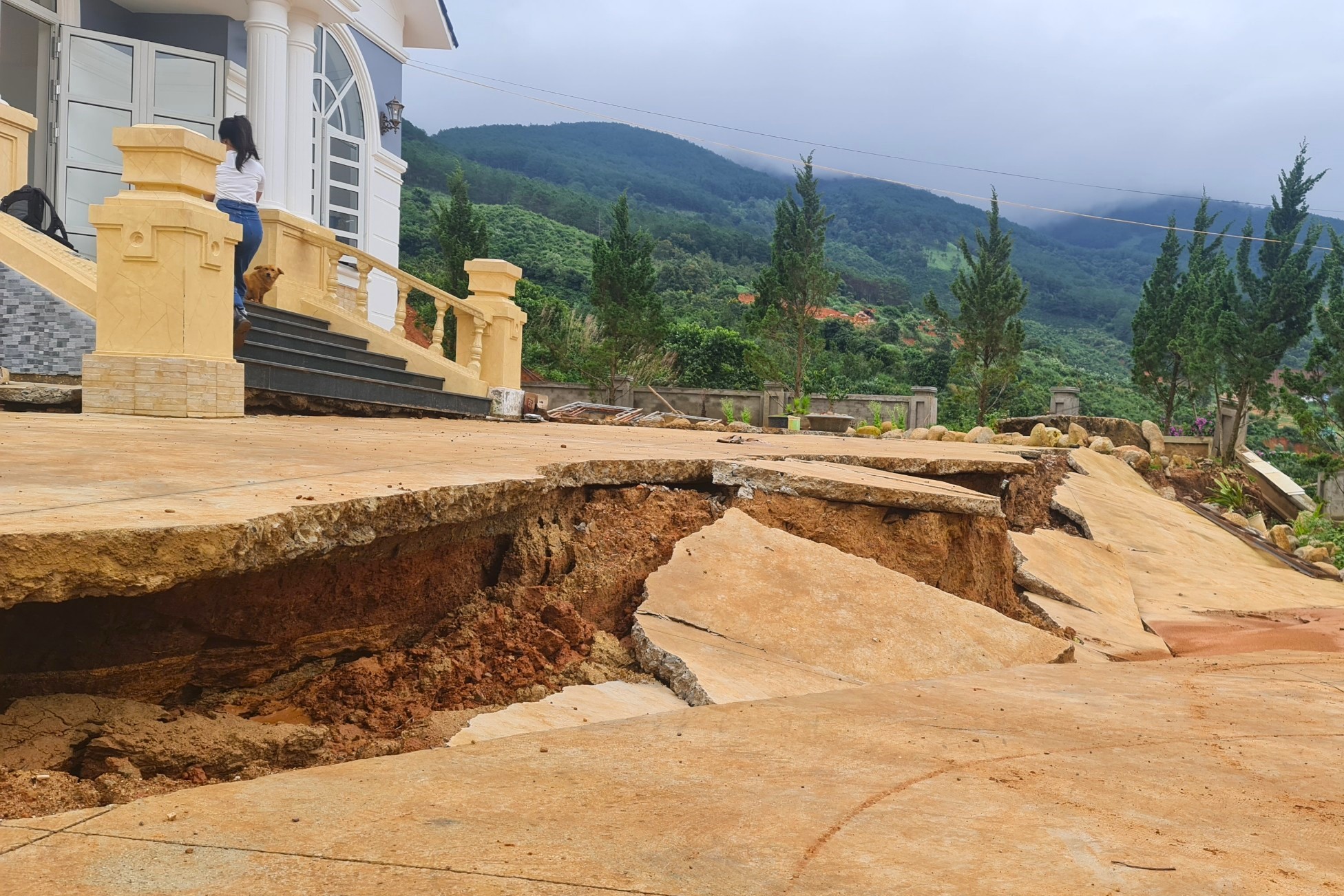 Lâm Đồng: Cận cảnh những vết nứt nguy hiểm tại dự án hồ chứa nước Đông Thanh - Ảnh 6.
