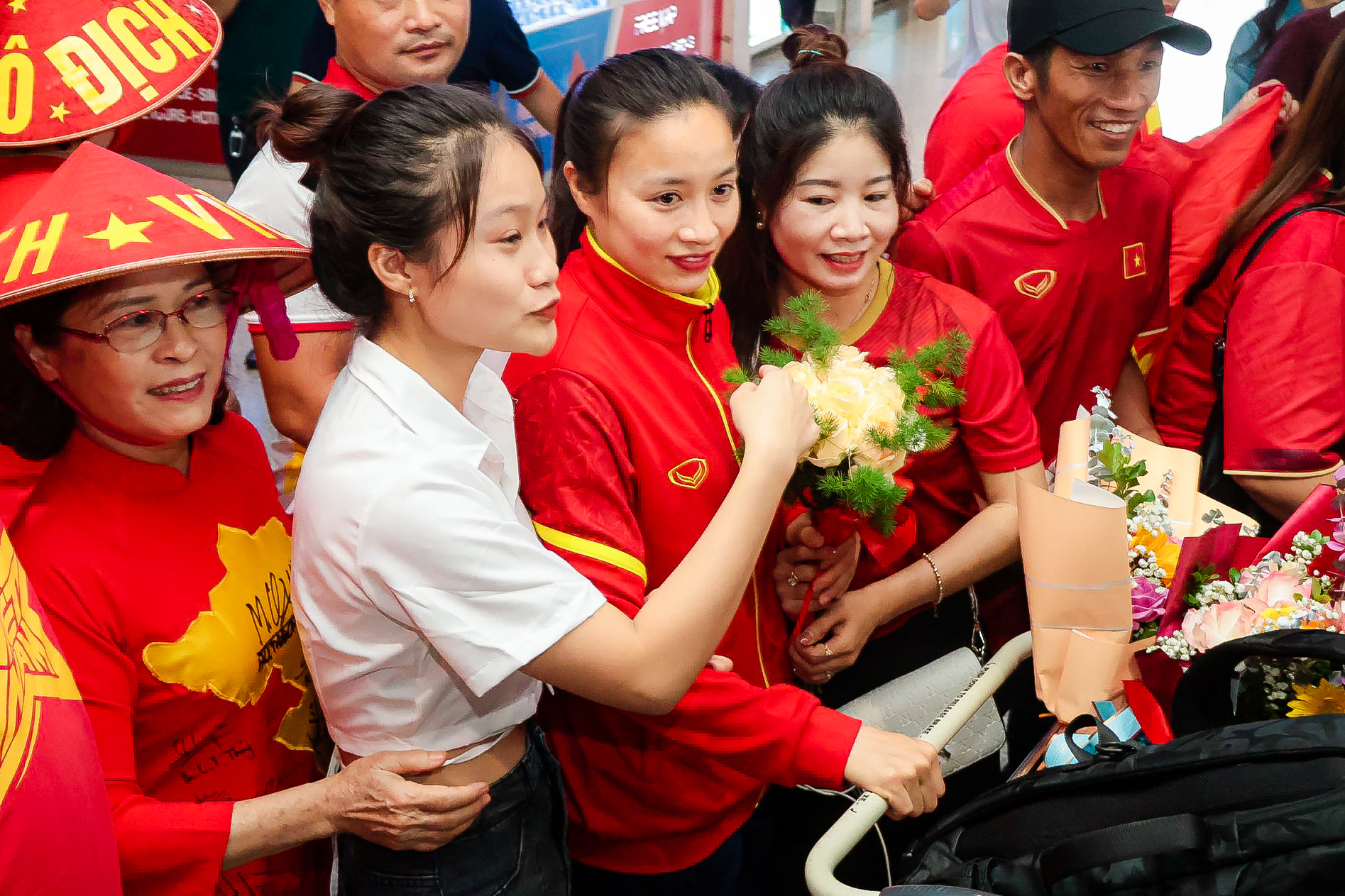 HLV Mai Đức Chung cùng nữ tuyển thủ rạng ngời trở về sau hành trình World Cup lịch sử - Ảnh 13.
