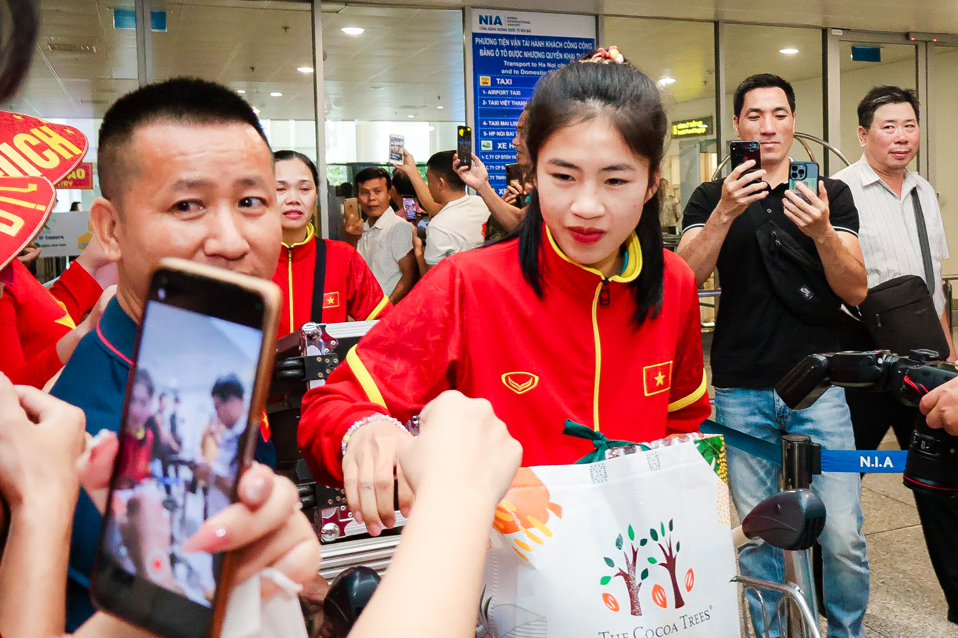 HLV Mai Đức Chung cùng nữ tuyển thủ rạng ngời trở về sau hành trình World Cup lịch sử - Ảnh 12.