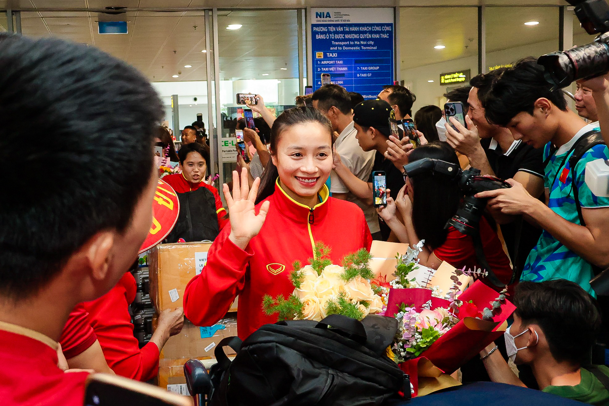 HLV Mai Đức Chung cùng nữ tuyển thủ rạng ngời trở về sau hành trình World Cup lịch sử - Ảnh 6.
