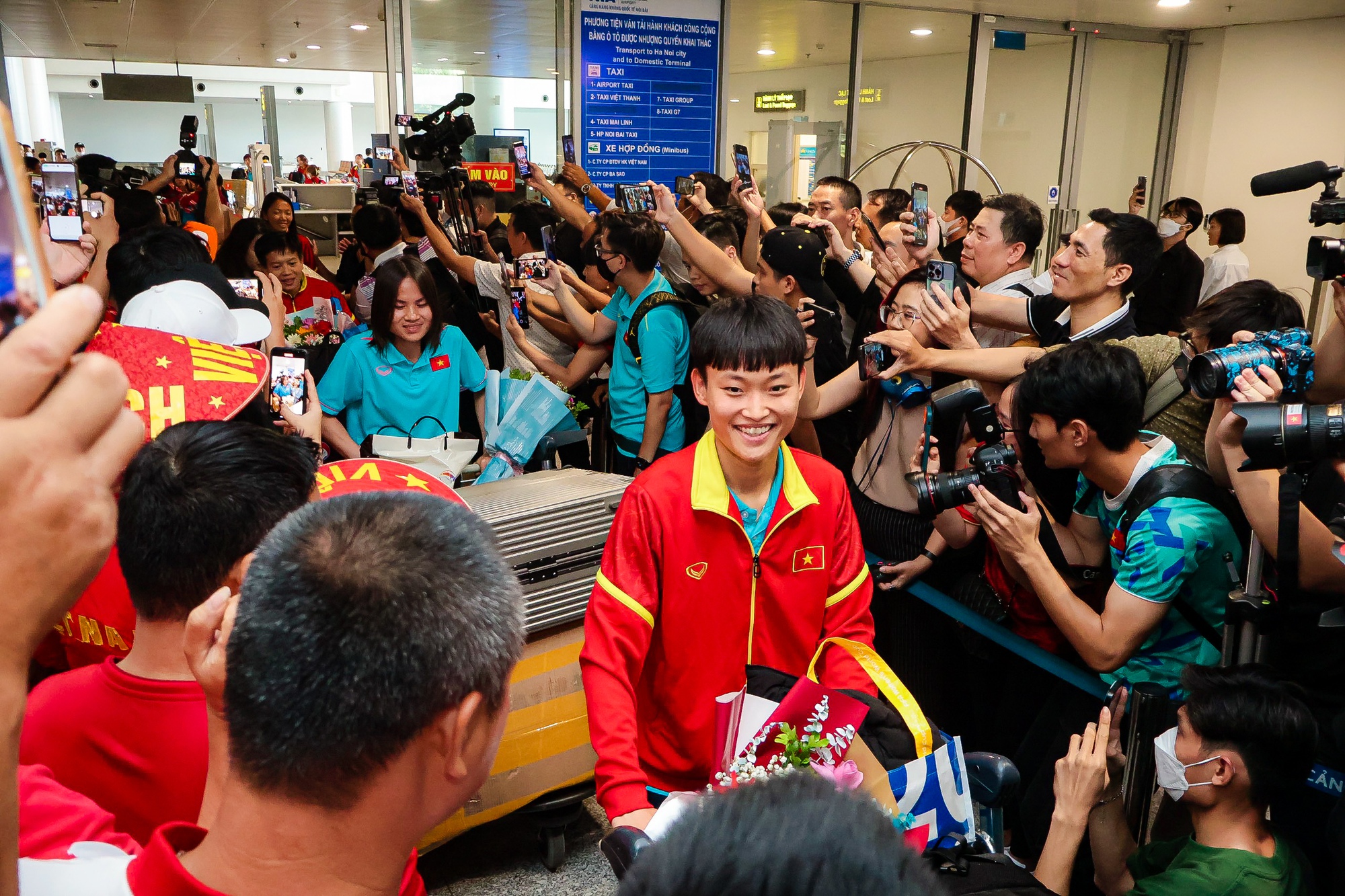 HLV Mai Đức Chung cùng nữ tuyển thủ rạng ngời trở về sau hành trình World Cup lịch sử - Ảnh 9.